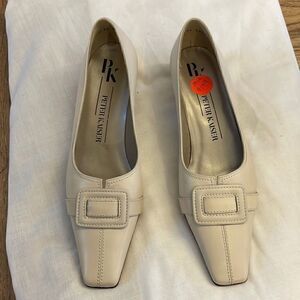 PETER KAISER LEATHER BEIGE COVERED SQUARE BUCKLE.  NEW